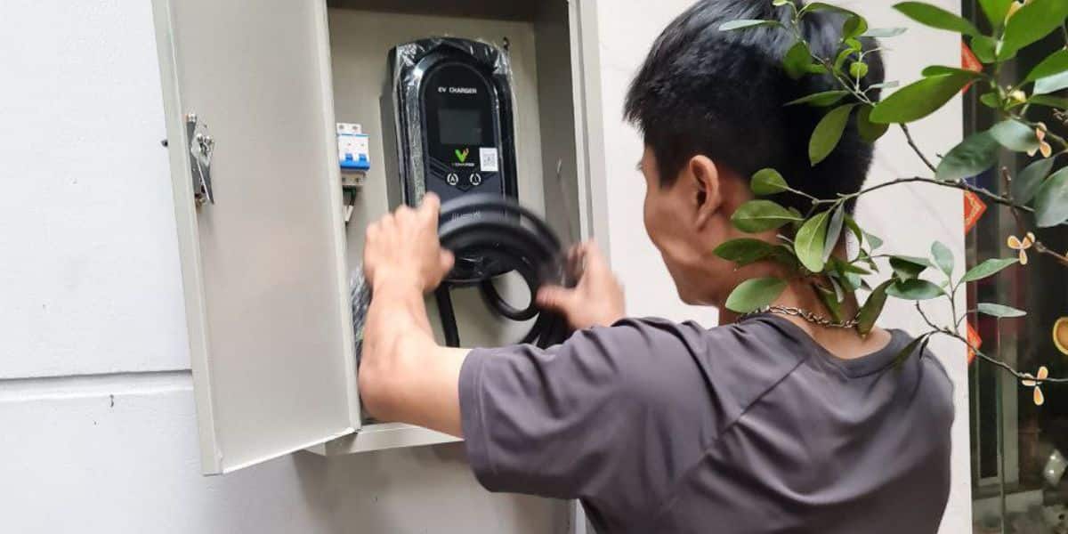 Lắp đặt sạc Vcharge